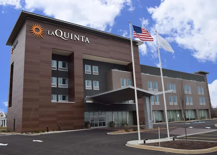 La Quinta & By Wyndham Near Kalahari Hotel 3*